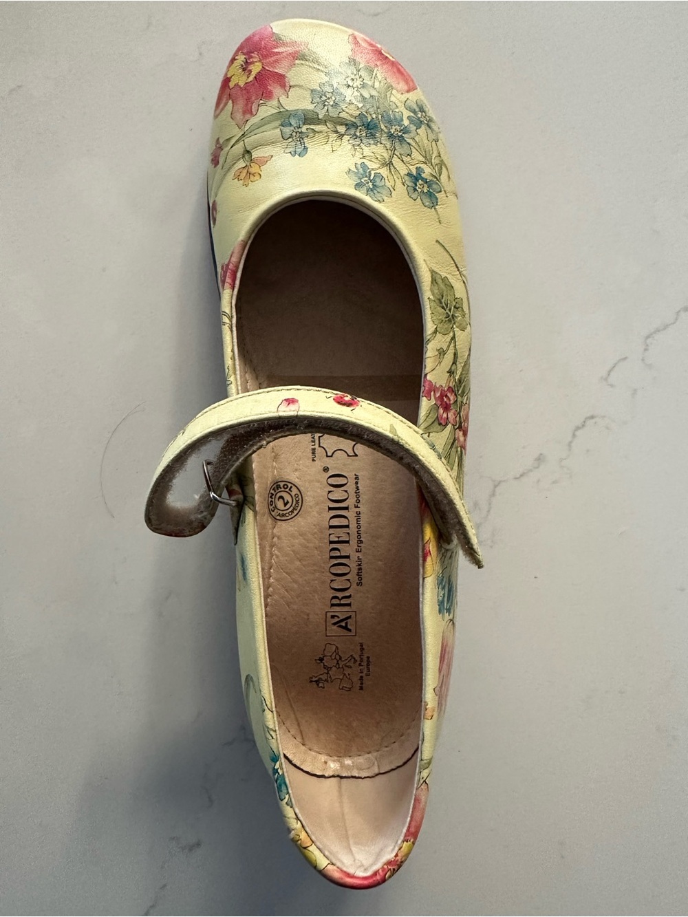 Arcopedico Girls' Floral Mary Jane in yellow.  Size 39